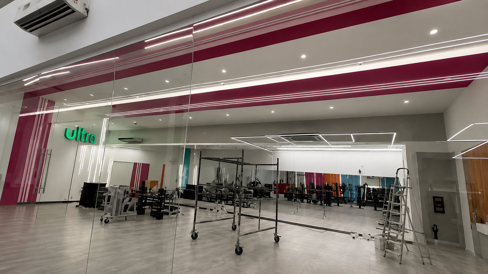 Ultra Academia — área de musculação com LED
