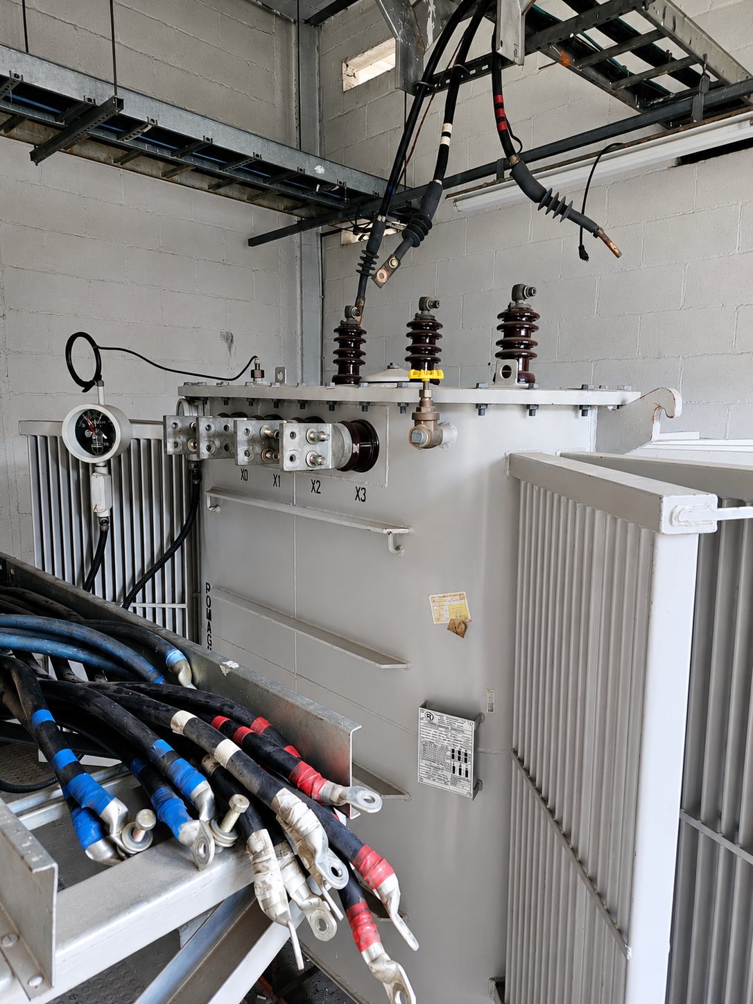 Subestação com transformador de distribuição instalado